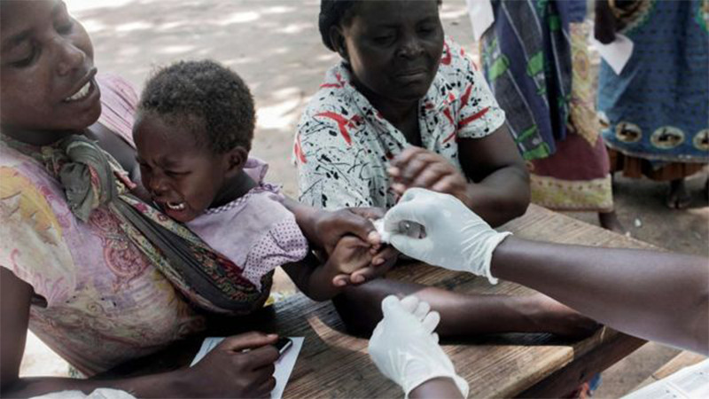 OMS aprueba de una segunda vacuna contra la malaria en niños de África
