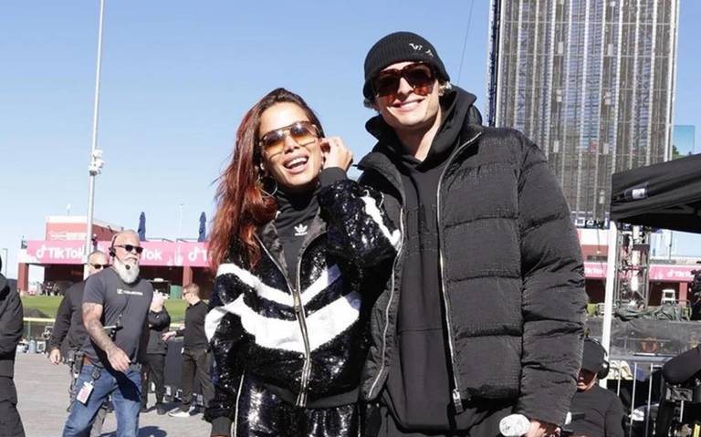 Anitta festeja su cumpleaños con mariachi, pastel y hasta beso con Peso Pluma