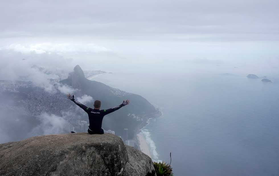 Atleta parapléjico escala uno de los senderos más difíciles de Río de Janeiro