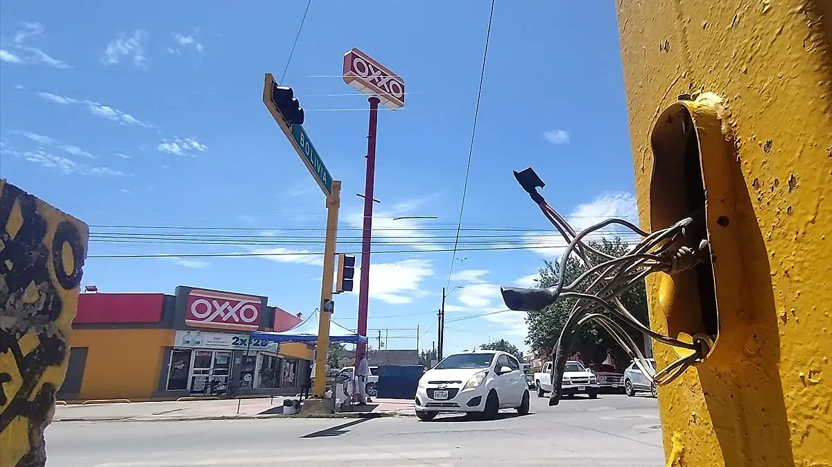 Altas temperaturas y apagones provocan fallas en semáforos de Juárez