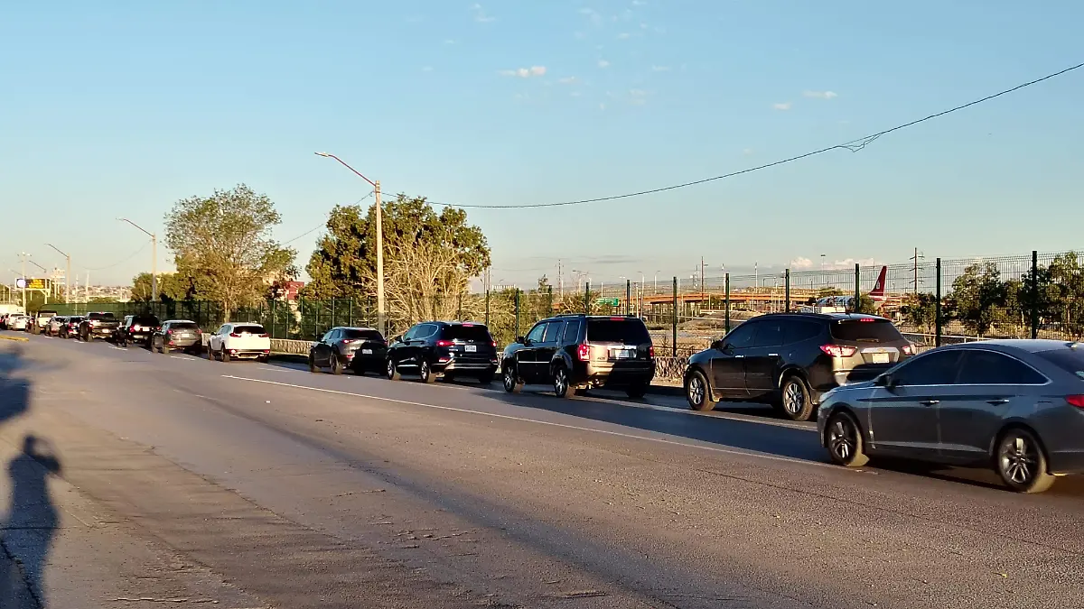 Largas filas en puentes internacionales ocasionan demoras de hasta una hora