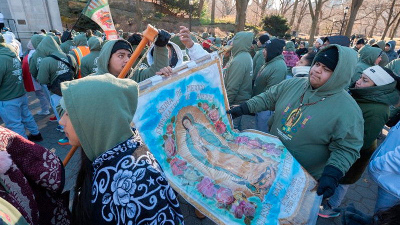 La Fiebre de Devoción: Miles de mexicanos en Nueva York celebran con procesiones y oraciones la majestuosa Virgen de Guadalupe.