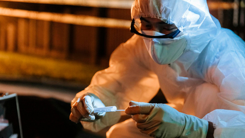 «La tensión explota en Nueva York: un altercado doméstico desemboca en un violento enfrentamiento que deja cuatro personas heridas y una víctima mortal»