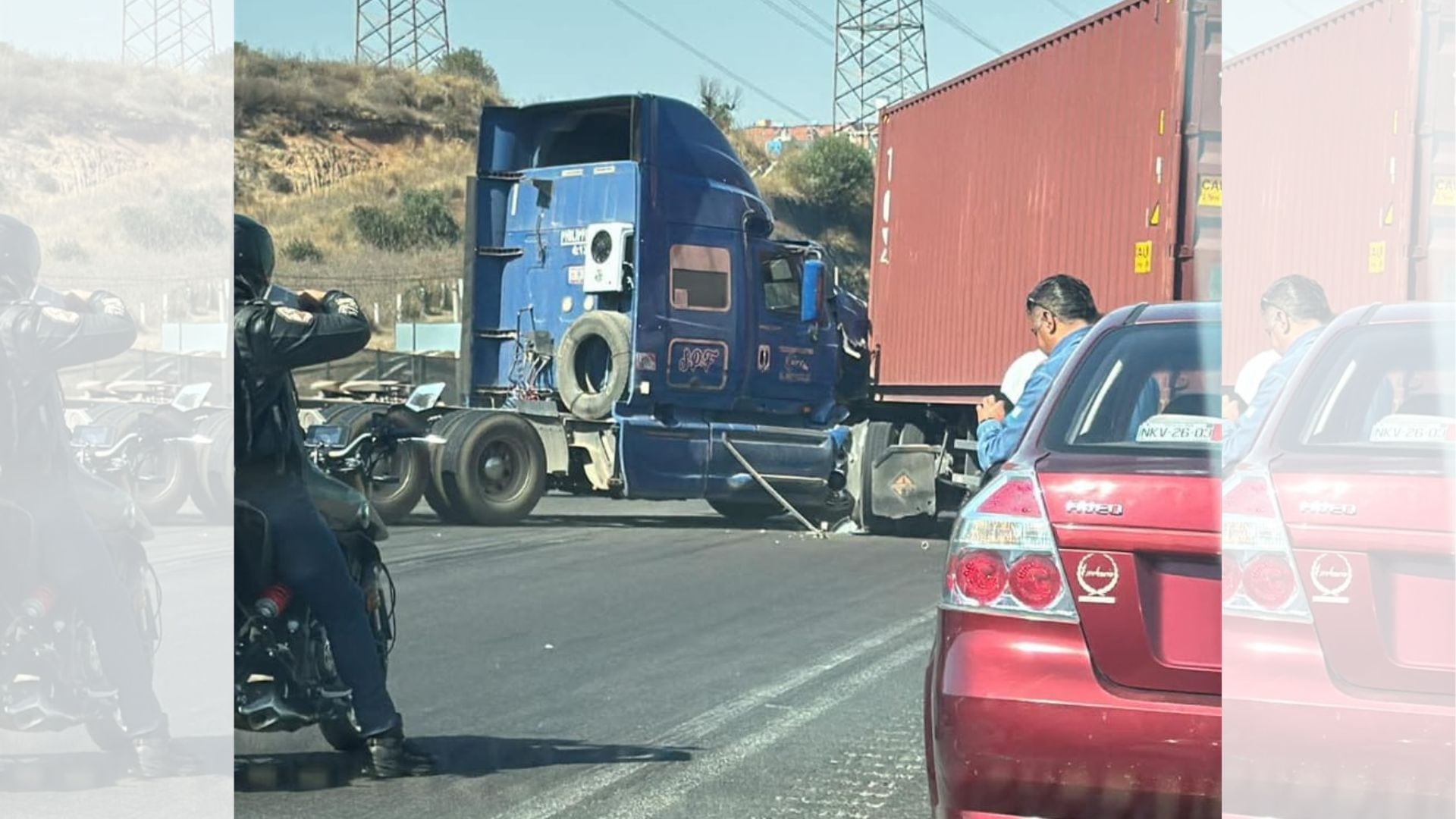Colapso vial en Atizapán por choque de tráileres en la Chamapa-Lechería
